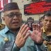 Bupati Gorontalo Sofyan Puhi saat diwawancarai terkait penutupan delapan tempat hiburan malam jual miras.(Foto Arif Gopos)