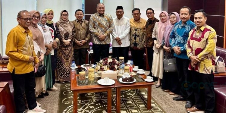 Rektor UNG Eduart Wolok bersama pimpinan PTS se Provinsi Gorontalo (Foto: UNG)