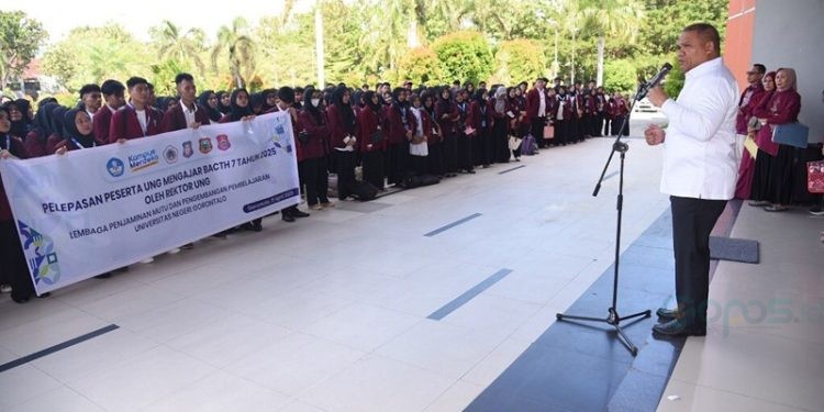 Rektor UNG Eduart Wolok memberikan penyampaian kepada mahasiswa di Halamanan Rektorat UNG, Senin (21/4/2025).