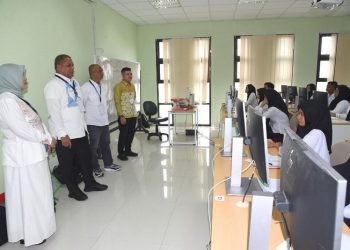 Rektor UNG Eduart Wolok ketika memantau pelaksanaan UTBK Gelombang Pertama yang digelar di kampus UNG.(Foto UNG)