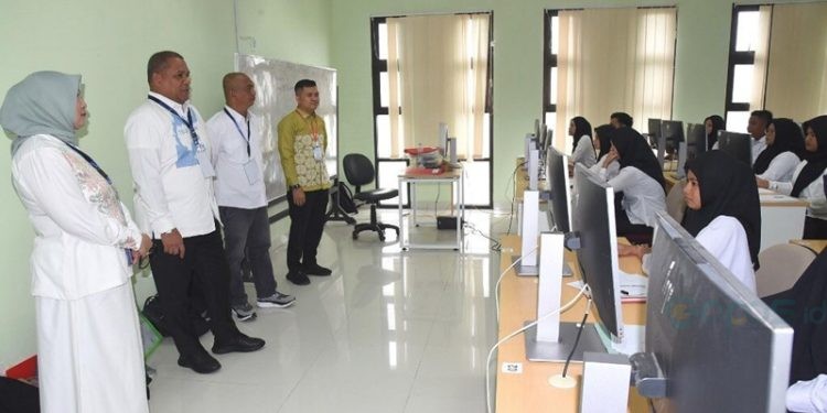 Rektor UNG Eduart Wolok ketika memantau pelaksanaan UTBK Gelombang Pertama yang digelar di kampus UNG.(Foto UNG)