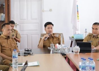Wakil Walikota Kotamobagu Rendy Virgiawan Mangkat saat memimpin langsung rapat koordinasi dan evaluasi penanggulangan kemiskinan daerah Kota Kotamobagu, Selasa (22/4/2025).