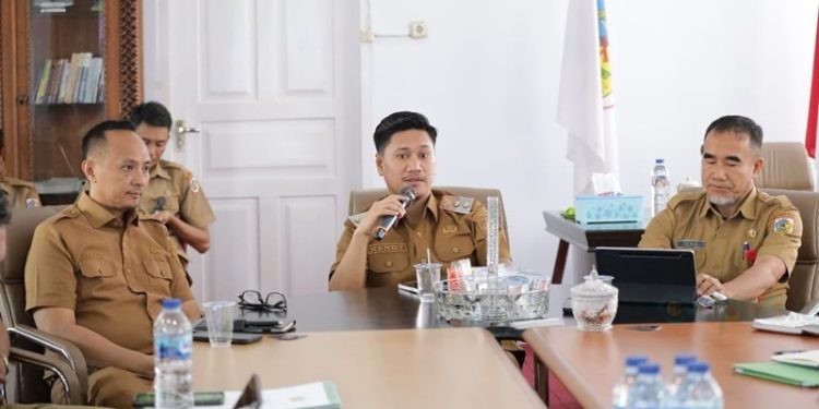 Wakil Walikota Kotamobagu Rendy Virgiawan Mangkat saat memimpin langsung rapat koordinasi dan evaluasi penanggulangan kemiskinan daerah Kota Kotamobagu, Selasa (22/4/2025).
