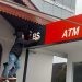 Salah satu massa aksi menutup huruf G yang ada ATM Kantor BSG Wilayah Gorontalo sebagai aksi protes. (foto.isno/gopos)