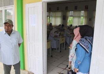 Anggota Komisi IV, Muhamad Zikyan saat melakuakan monitoring pelaksanaan ujian di SMA Negeri 1 Paguat, Kabupaten Pohuwato, Rabu (16/4/2024).