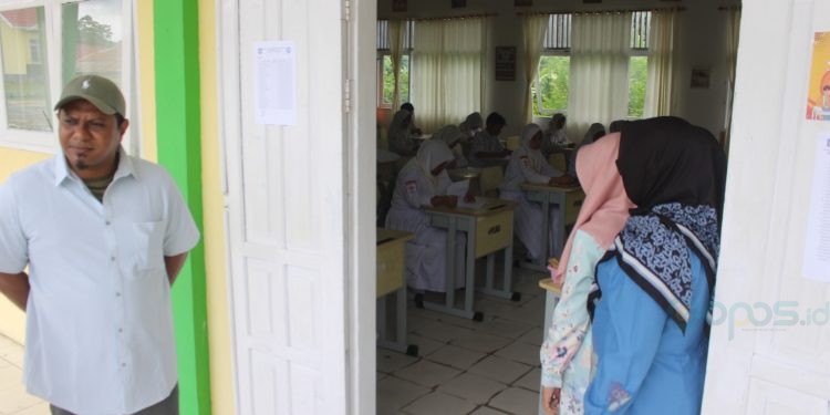 Anggota Komisi IV, Muhamad Zikyan saat melakuakan monitoring pelaksanaan ujian di SMA Negeri 1 Paguat, Kabupaten Pohuwato, Rabu (16/4/2024).