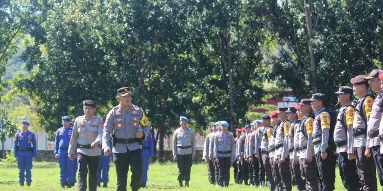 Kapolres Gorontalo Utara, AKBP Ahmad Eka Perkasa pimpin apel Serpas pam PSU pilkada 2024, di di halaman Kantor Bupati Gorontalo Utara, kamis (17/4/2024). (fot.istimewa)