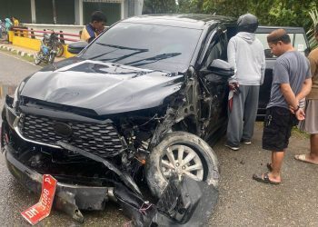 Mobil ketua Bawaslu Provinsi Gorontalo Idris Usuli mengalami kondisi yang ringsek parah usai mengalami kecalakaan tunggal Sabtu (19/4/2025)