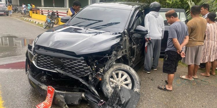 Mobil ketua Bawaslu Provinsi Gorontalo Idris Usuli mengalami kondisi yang ringsek parah usai mengalami kecalakaan tunggal Sabtu (19/4/2025)