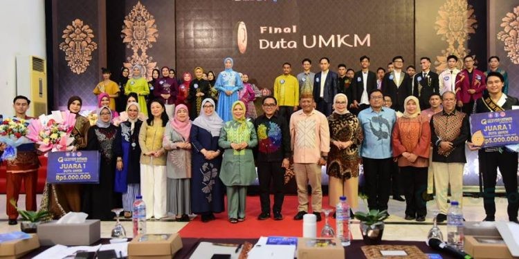 Hasilnya, Ahad (27/4/2025) semalam bertempat di Belle Li Mbui terpilih Duta UMKM Provinsi Gorontalo akan menjadi corong komunikasi dalam setiap program pengembangan UMKM Provinsi Gorontalo agar UMKM Naik Kelas. Mereka yakni Della Mutia Ibrahim (Duta UMKM Wanita) dan Muhammad Renaldy (Duta UMKM Pria).