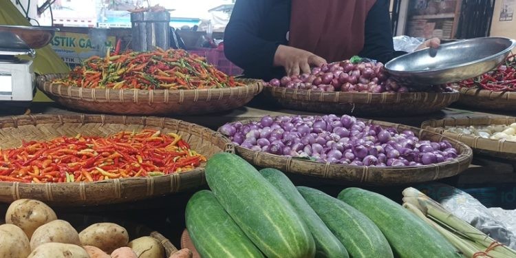 Harga sejumlah bahan pokok di pasar tradisional Kota Gorontalo masih terpantau tinggi meski lebaran Idulfitri telah usai.(Foto Arni Gopos)
