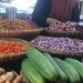 Harga sejumlah bahan pokok di pasar tradisional Kota Gorontalo masih terpantau tinggi meski lebaran Idulfitri telah usai.(Foto Arni Gopos)