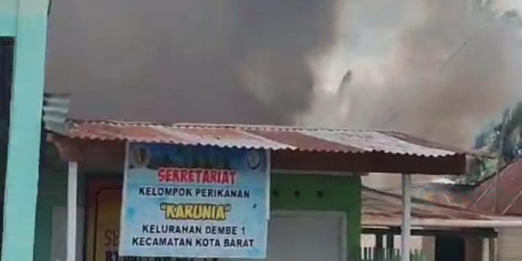 Kebakaran rumah yang terjadi di Kelurahan Dembe 1 Kecamatan Kota Barat Kota Gorontalo.(Istimewa)