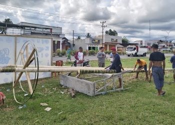Panitia pelaksanaan Festival Ketupat Kemilau di Pohuwato Gorontalo sedang mempersiapkan lomba panjat pinang berhadiah emas.(Foto Istimewa for Yusuf)