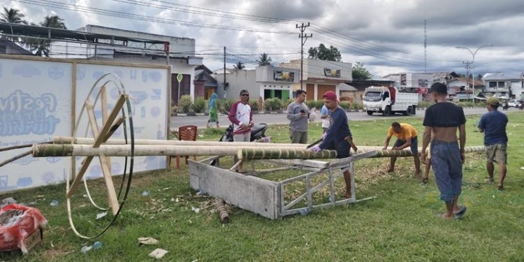 Panitia pelaksanaan Festival Ketupat Kemilau di Pohuwato Gorontalo sedang mempersiapkan lomba panjat pinang berhadiah emas.(Foto Istimewa for Yusuf)