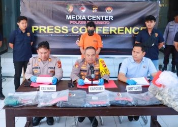 Tersangka pencurian burung walet berinisial SK saat jumpa pers yang dipimpin Kapolres Pohuwato AKBP H Busroni, Selasa (8/4/2025).(Foto Humas Polres Pohuwato)