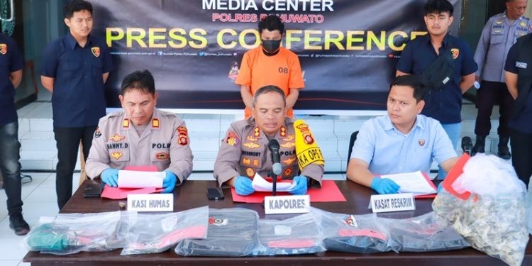 Tersangka pencurian burung walet berinisial SK saat jumpa pers yang dipimpin Kapolres Pohuwato AKBP H Busroni, Selasa (8/4/2025).(Foto Humas Polres Pohuwato)