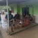 Salah satu rumah warga yang mulai digenangi air pasca meluapnya sungai di sepanjang Dusun Pohilatu.