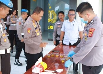 Kapolres Pohuwato AKBP Busroni mengawasi langsung pelaksanaan tes urine bagi 204 personelnya.(Foto Tribrata)