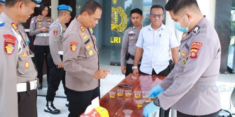 Kapolres Pohuwato AKBP Busroni mengawasi langsung pelaksanaan tes urine bagi 204 personelnya.(Foto Tribrata)