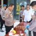 Kapolres Pohuwato AKBP Busroni mengawasi langsung pelaksanaan tes urine bagi 204 personelnya.(Foto Tribrata)