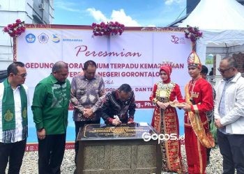 Foto Menteri Pendidikan Tinggi, Sains dan Teknologi RI, Brian Yuliart saat meresmikan gedung Laboratorium Kemaritiman di UNG (Sabtu/3/5/2025) (Foto:Rama/Gopos)