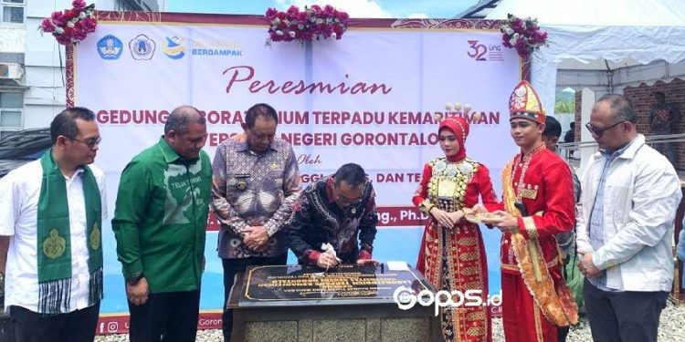 Foto Menteri Pendidikan Tinggi, Sains dan Teknologi RI, Brian Yuliart saat meresmikan gedung Laboratorium Kemaritiman di UNG (Sabtu/3/5/2025) (Foto:Rama/Gopos)