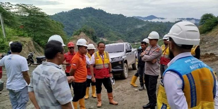 Kapolres Bone Bolango, AKBP Supriantoro saat melakukan peninjauan kejadian tersebut pada Selasa (6-5-2025). Istimewa
