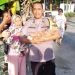 Pihak kepolisian saat membawa bayi berjenis kelamin laki-laki ke puskemas Suwawa.