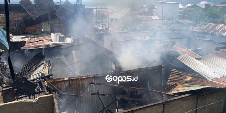 Dua rumah di Kelurahan Dembe I, Kecamatan Kota Barat Kota Gorontalo dilahap api (Senin/12/5/2025)