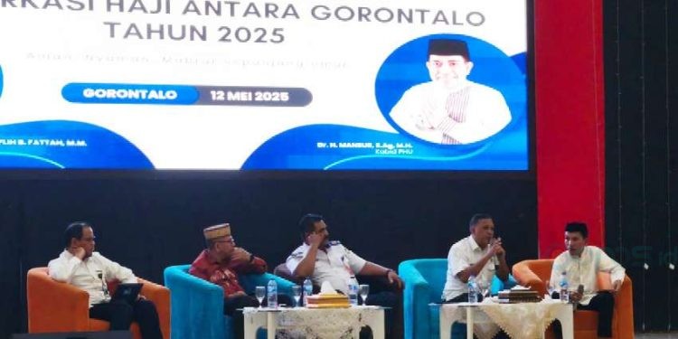 Kantor Imigrasi Kelas I TPI Gorontalo berperan sebagai narasumber dalam kegiatan Koordinasi Teknis Layanan Jamaah Haji di Embarkasi Haji Antara (EHA) Gorontalo yang berlangsung pada hari ini, Senin, 12 Mei 2025.