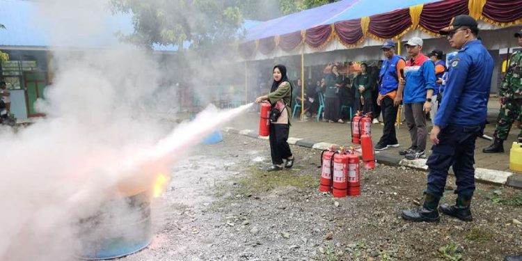 Pertamina Patra Niaga Regional Sulawesi melalui Aviation Fuel Terminal (AFT) Hasanuddin menggelar Emergency Drill simulasi penanggulangan kebakaran pada Jumat (16/5).
