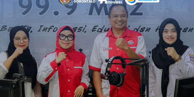 Rektor UNBITA Gorontalo yang juga Ketua ADRI Gorontalo Ellys Rachman bersama Kepala BNN Boalemo Ibrahim Paneo pada dialog di radio suara RH.