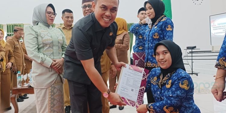 Puput Buka (27) perempuan penyandang disablitas di Kabupaten Gorontalo usai menerima SK pengangkatan yang diserahkan secara simbolis oleh Ketua DPRD Kabupaten Gorontalo Zulfikar "Borju" Usira, Senin (26/5/2025).