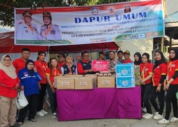 Alfamart Gorontalo ketika menyerahkan bantuan bahan makanan ke posko penanganan korban angin puting beliung di Desa Pentadio Timur, Kecamatan Telaga Biru, Kabupaten Gorontalo.(foto Hervi)
