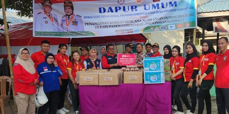 Alfamart Gorontalo ketika menyerahkan bantuan bahan makanan ke posko penanganan korban angin puting beliung di Desa Pentadio Timur, Kecamatan Telaga Biru, Kabupaten Gorontalo.(foto Hervi)