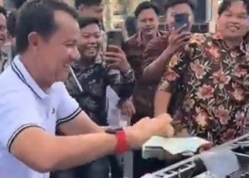 Cuplikan Anggota DPRD Lampung Utara, Hatami, sedang menyawer DJ