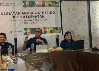 Kepala Cabang BPJS Kesehatan Gorontalo Djamal Adriansyah (tengah) saat memaparkan program BPJS Kesehatan bersama wartawan, Kamis (22/5/2025).(foto Rama Gopos)