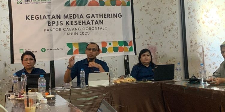 Kepala Cabang BPJS Kesehatan Gorontalo Djamal Adriansyah (tengah) saat memaparkan program BPJS Kesehatan bersama wartawan, Kamis (22/5/2025).(foto Rama Gopos)