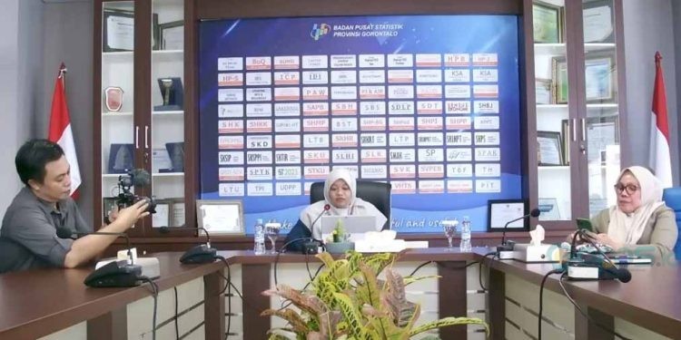 Plt Kepala BPS Provinsi Gorontalo, Dwi Alwi Astuti, menyampaikan Berita Resmi Statistik BPS Provinsi Gorontalo, Senin (5/5/2025)