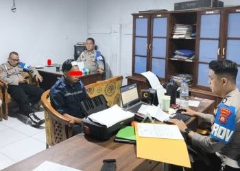 Oknum polisi berinisial SB saat diperiksa petugas Propam Polda Gorontalo di tempat khusus sehubungan dengan insiden pemukulan warga di kecamatan Atinggola, baru-baru ini.(Foto Polda)