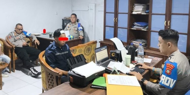 Oknum polisi berinisial SB saat diperiksa petugas Propam Polda Gorontalo di tempat khusus sehubungan dengan insiden pemukulan warga di kecamatan Atinggola, baru-baru ini.(Foto Polda)