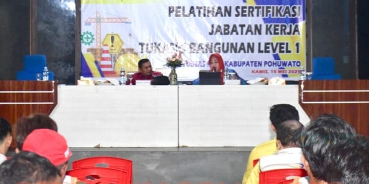 Pelatihan sertifikasi jabatan kerja tukang bangunan level satu berlangsung di Aula gedung dinas PUPR Pohuwato, Kamis (15/05/2025) (Sadrin Frokopim Pohuwato)