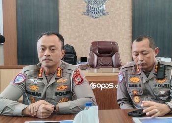 Dirlantas Polda Gorontalo, Kombes Pol Lukman Cahyono (kiri) didampingi Wadirlantas Polda Gorontalo, AKBP Dadang Wijaya (kanan) saat dikonfirmasi awak media, Rabu (14/5/2025).(Foto Putra Gopos)