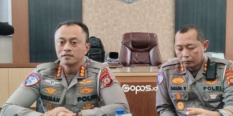 Dirlantas Polda Gorontalo, Kombes Pol Lukman Cahyono (kiri) didampingi Wadirlantas Polda Gorontalo, AKBP Dadang Wijaya (kanan) saat dikonfirmasi awak media, Rabu (14/5/2025).(Foto Putra Gopos)