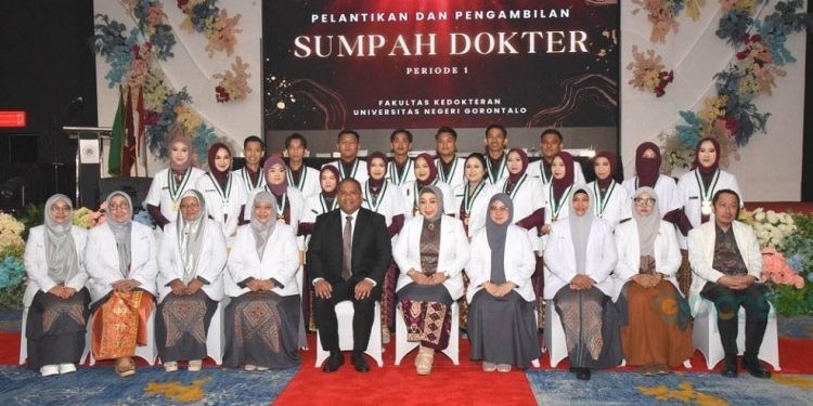Foto Pengambilan sumpah 19 Lulusan Profesi Dokter di Azlea Covention Centre (Selasa/6/5/2025) Foto: UNG