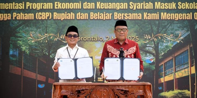Kepala KPw BI Gorontalo, Bambang Setya Permana, dan Kakanwil Kemenag Provinsi Gorontalo, Muflih B Fattah, menandatangani peluncuran impelementasi literasi ekonomi dan keuangan syariah dalam bahan ajar madrasah, Jumat (2/5/2025). (Foto: Putra/Humas BI Gorontalo)