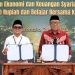 Kepala KPw BI Gorontalo, Bambang Setya Permana, dan Kakanwil Kemenag Provinsi Gorontalo, Muflih B Fattah, menandatangani peluncuran impelementasi literasi ekonomi dan keuangan syariah dalam bahan ajar madrasah, Jumat (2/5/2025). (Foto: Putra/Humas BI Gorontalo)
