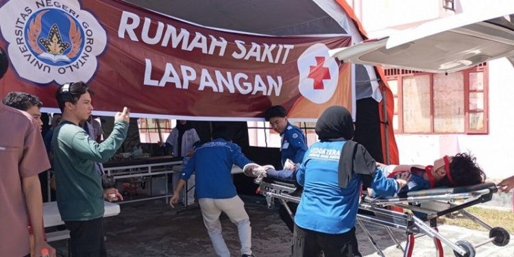 Praktikum simulasi bencana bekerjasama dengan SAR dan BPBD Gorontalo bagi mahasiswa Fakultas Kedokteran UNG.(Foto UNG)