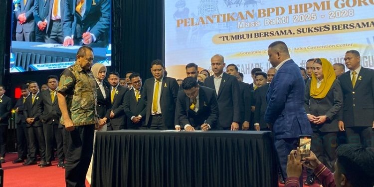 Gubernur Gorontalo Gusnar Ismail saat pelantikan BPD HIPMI di Azlea Convention Center, Kamis (22/5/2025).(Foto:Eci/Mg-Gopos)